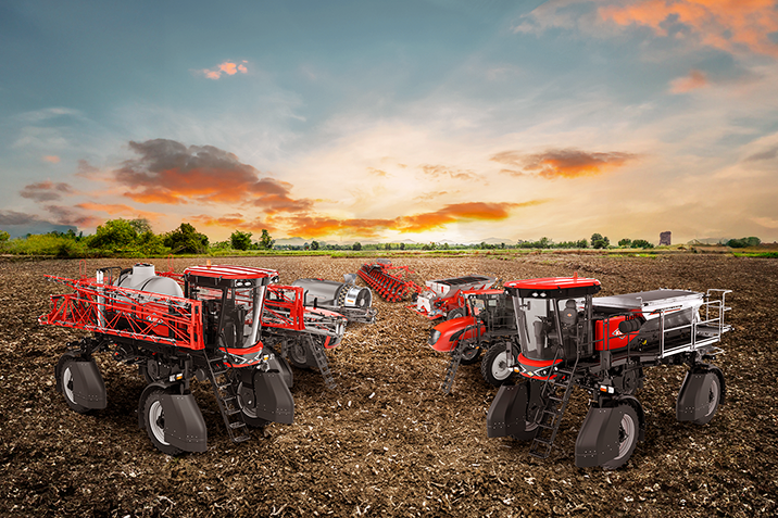 Trator trabalhando em área agrícola