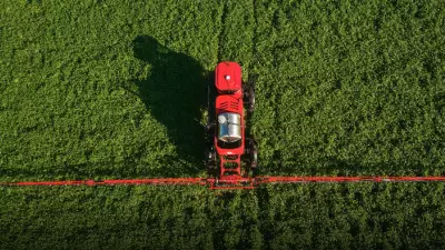 Foto de máquina agrícola no campo em vista aérea