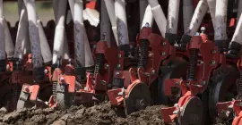 Vista traseira em perspectiva da semeadora mecânica ORIZA em posição de tansporte.