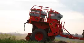 Vista traseira da semeadora mecânica SDM estática com luz ao fundo.