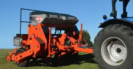 SELECT GG em vista isométrica frontal acoplada no trator.