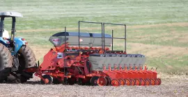 PLUS com vista lateral traseira em trabalho.