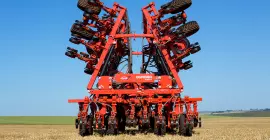 Vista traseira da semeadora pneumática Quadra com os módulos fechados em posição de transporte.