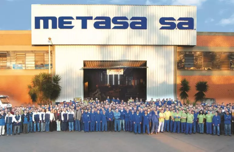 In 2005, KUHN acquired the agricultural division of METASA S/A, a Brazilian company that specializes in the design and manufacturing of direct precision drilling machines for crops such as soybeans, cotton, and maize. 
