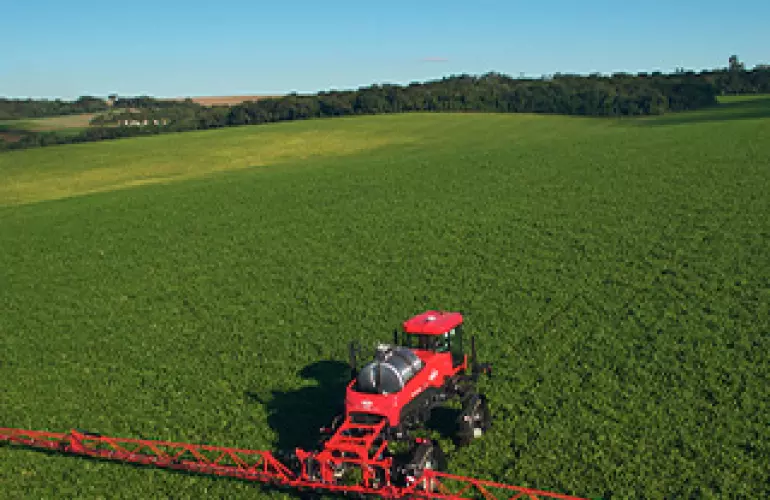 Foto de máquina agrícola no campo em vista aérea