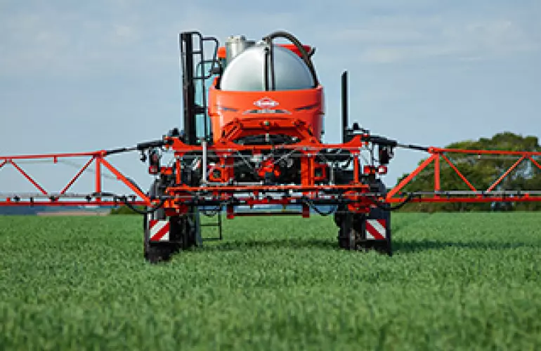 Foto de máquina agrícola no campo em vista aérea