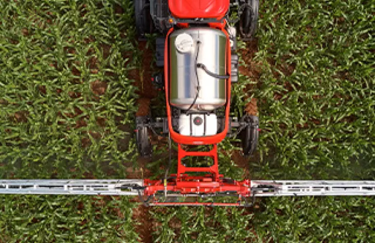 Foto de máquina agrícola no campo em vista aérea