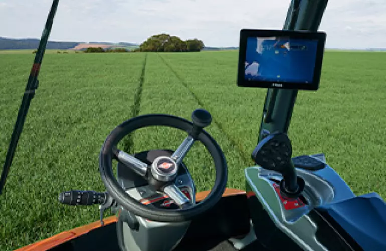Foto de máquina agrícola no campo em vista aérea