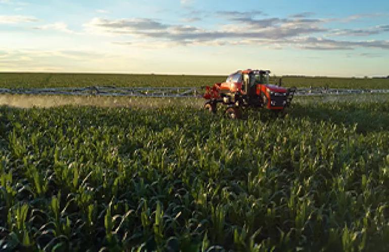 Foto de máquina agrícola no campo em vista aérea