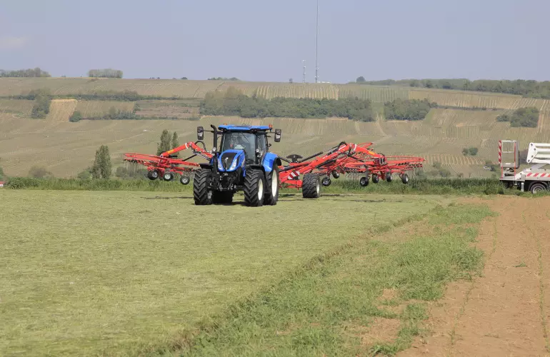 Photo de l'andaineur à quatre rotors GA 13031 au travail dans une prairie