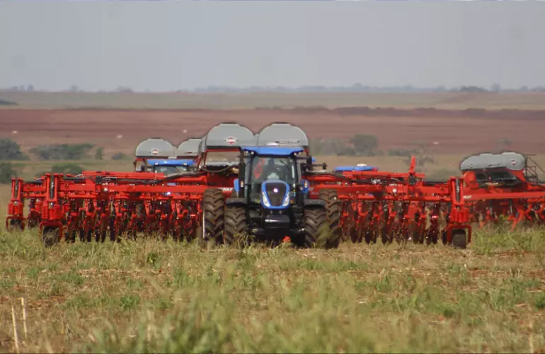 Foto da GRAN PRIME em manobra na lavoura