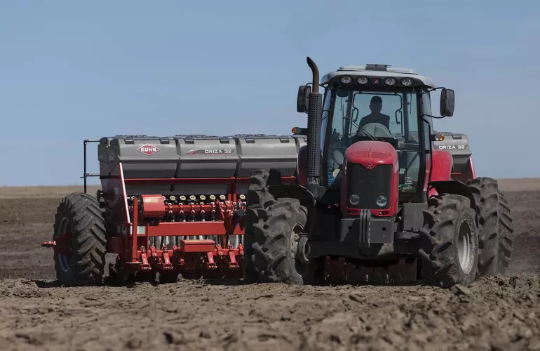 Vista lateral da semeadora mecânica ORIZA estática na lavoura.