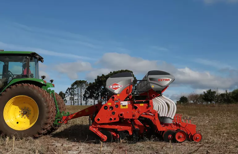 Vista traseira com o marcador em posição de transporte.
