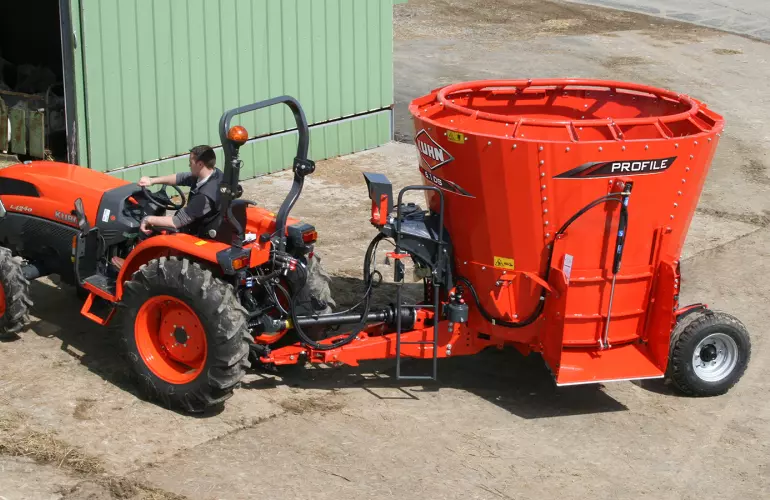 Vista lateral superior do Profile 6.1 DS sendo rebocado.