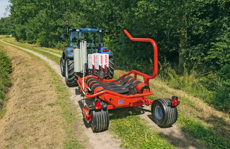 RW 1610 na posição de transporte na rodovia.