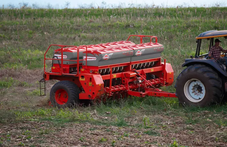 Vista traseira da semeadora mecânica SDM em trabalho.