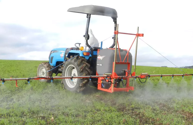 Vista traseira em posição de trabalho