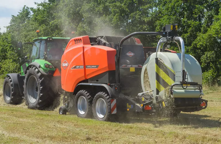 Enfardadora-empacotadora combinada KUHN VBP 3260 em ação