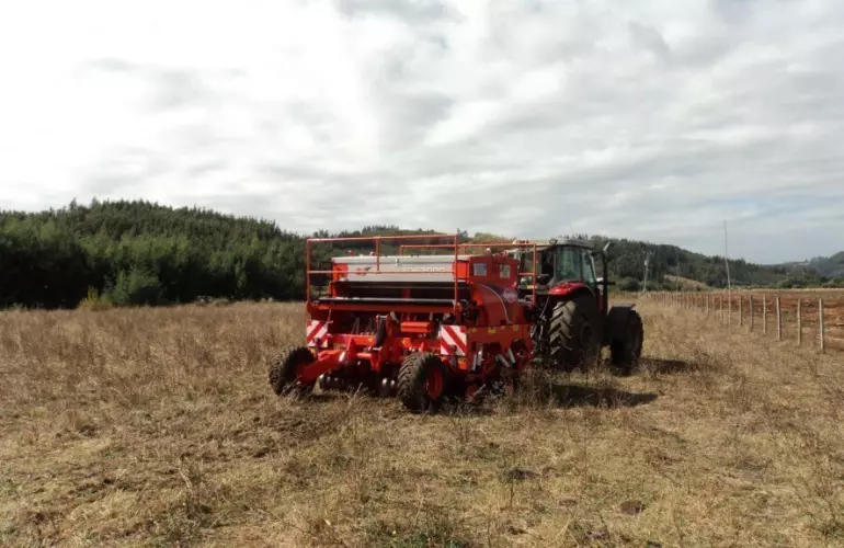 Vista traseira em perspectiva da SDE em posição de trabalho rebocada pelo trator