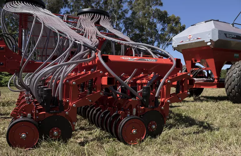 Vista lateral em perspectiva da semeadora pneumática Quadra estática.