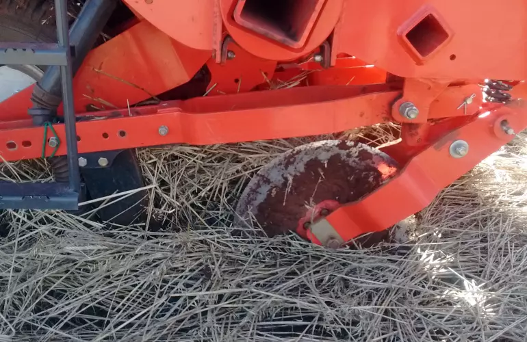 Foto do disco de corte e do facão em trabalho com condição severa de palha.
