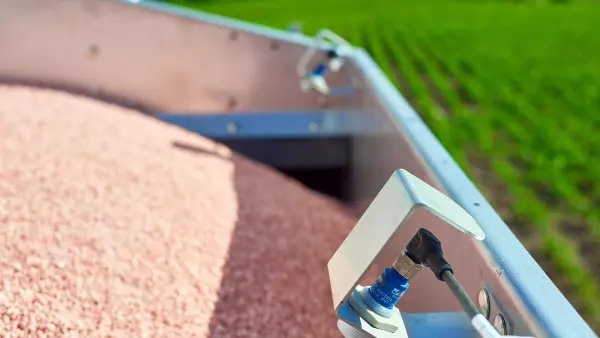 Sensores ultrassônicos que acionam a esteira