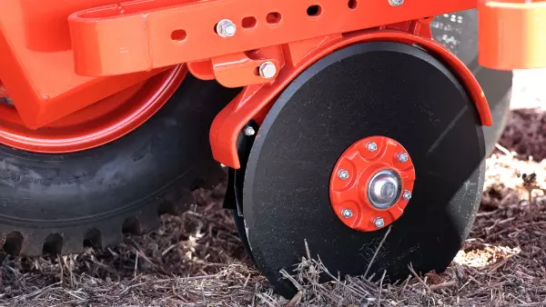 Foto da linha de adubo montada com o sulcador de disco duplo