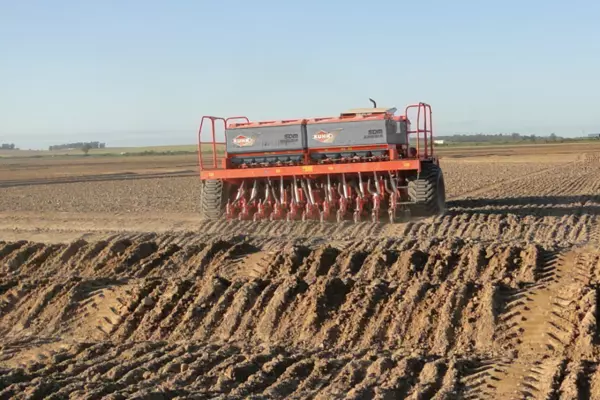 Foto da semeadora mecânica SDM em uma lavoura de arroz transpassando taipas.