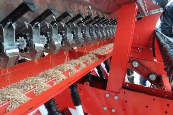 Bandeja coletora de insumos na posição de coleta realizando a calibração de sementes de trigo