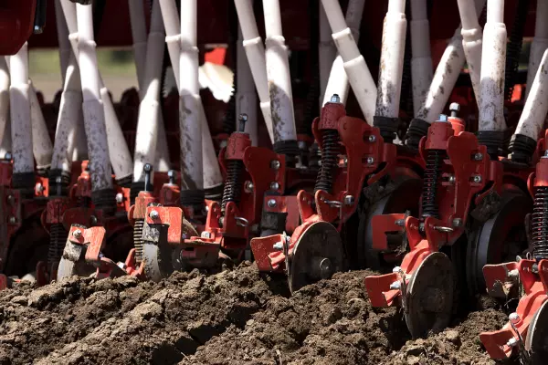 Foto detalhada dos compactadores em trabalho transpondo uma taipa.