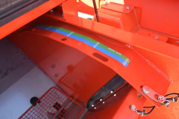 Reservatório abastecido com destaque na divisória móvel