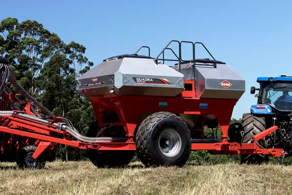 Foto com destaque para os reservatórios em aço inox da semeadora pneumática Quadra.