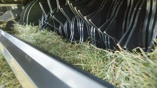 El RODILLO DE ALIMENTACIÓN ELÉCTRICA DE KUHN es un rodillo de forraje que hace posible un flujo estable de forraje