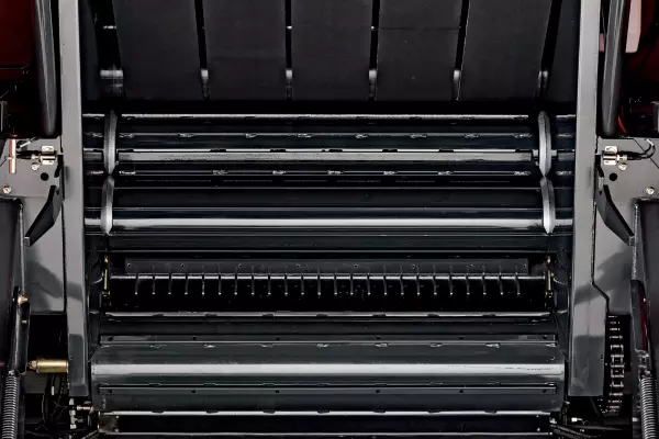 As 5 correias e os 3 rolos da câmara de enfardamento da série VBP 3200 garantem uma formação de fardos rápida e consistente.