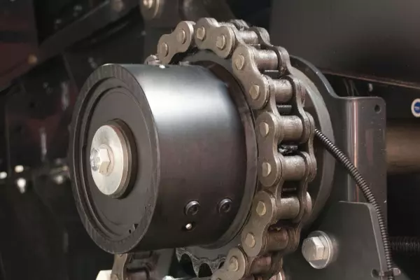 Todos os principais componentes de alimentação das enfardadoras prismáticas grandes da KUHN possuem uma embreagem do tipo catraca.