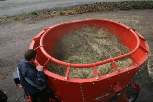 Vista de cima do Profile 6.1 DS, fazendo mistura do produto, destacando as chapas laterais do vagão dobradas.