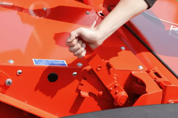 A unidade de corte é levantada por um cilindro integrado no final do campo.