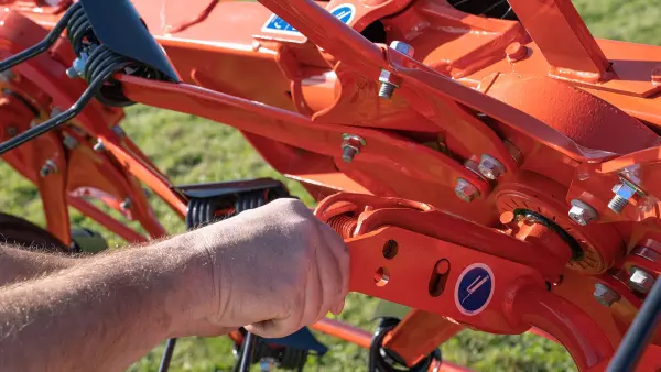 O ângulo do garfo é facilmente ajustável nos espalhadores GF 8703 T e GF 10803 T.