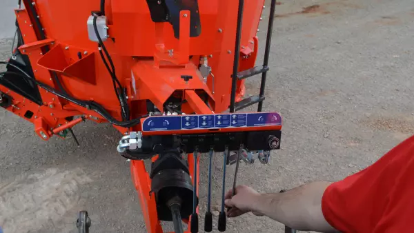 Picture of the machine operated by the hydraulic cable control