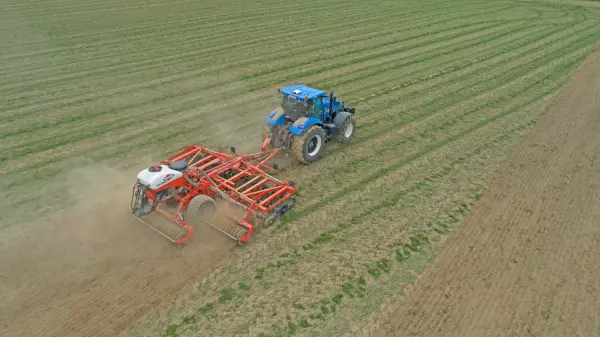 Le semis de couverts réalisé simultanément avec le déchaumage permet d'économiser un passage.