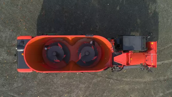 Nos vagões misturadores autopropelidos KUHN SPW Intense, o ajuste de velocidade do sem fim misturador é feito da cabine, assim como as opções de programação do tempo de mistura, para o perfeito ajuste de corte das diferentes receitas do rebanho.