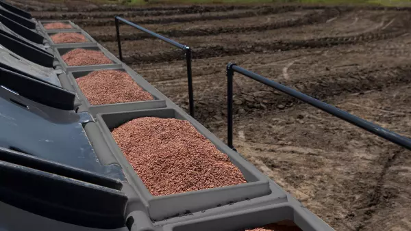 Vista superior dos reservatórios da semeadora mecânica ORIZA após o abastecimento de sementes.
