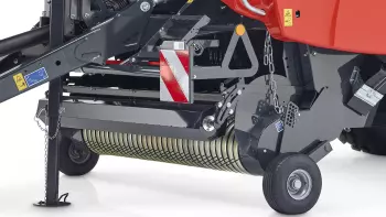 O pick-up com sistema de cames tem 230 cm de largura, rolo de cultura robusto, proteção contra vento e garfos de colheita com mola. 