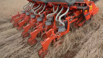 Vista isométrica traseira da FLEX plantando em condição extrema de palha.