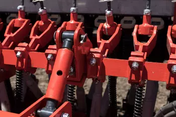 Foto do sistema de ajuste de pressão da semeadora mecânica ORIZA mostrando as molas e seu suporte.