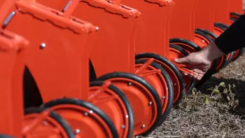 Detalhe do ajuste de ângulo das rodas compactadoras