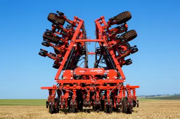 Foto com vista traseira da QUADRA com os módulos laterais fechados, em posição de transporte.