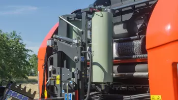 Dois rolos padronizados de plástico esticável de 750 mm amarrando um fardo