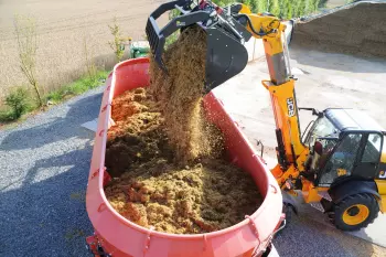 Photo du chargement de la mélangeuse traînée EUROMIX 3 CL