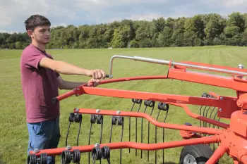 GA 6501: ajuste da largura da leira por meio de uma manivela